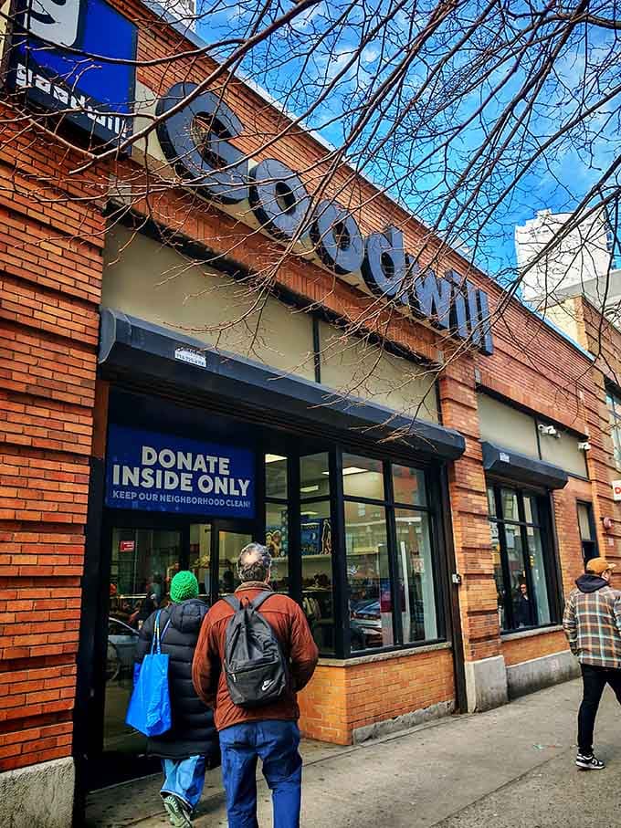 The Best Charity Shops in Brooklyn 1 Mejores Tiendas de Caridad en Brooklyn: Guía de Compras con Causa