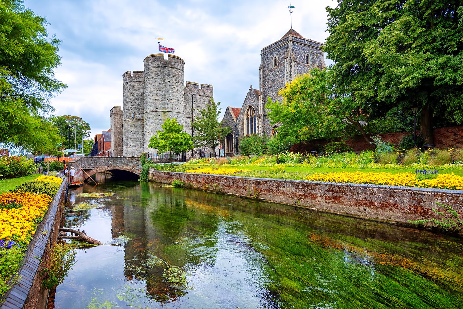 Canterbury, la joya medieval de Inglaterra: Catedral, calles empedradas y rica historia.